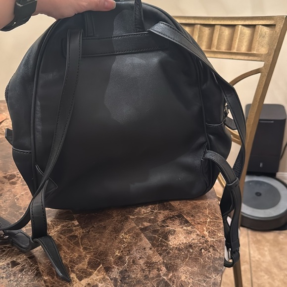 Guess Small backpack barely used - Picture 2 of 5